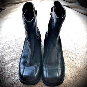 Transit Black Leather Booties Block Heel Side Zipper Size 7 Women